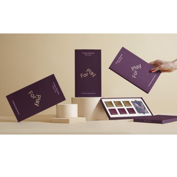 Scatola di cioccolatini per coppie For Play His and Hers, con cioccolatini per lui e per lei e carte da gioco
