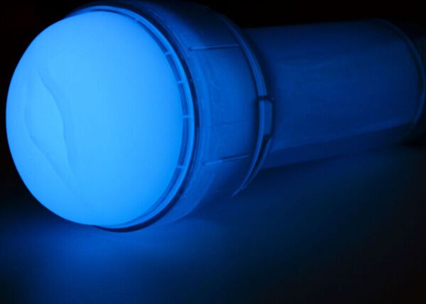 Masturbatore Kiiroo FeelGlow con guaina traslucida, apertura vaginale e involucro trasparente