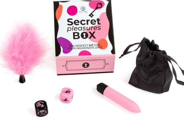 Set Secret Pleasures Box di Secret Play con i suoi due dadi, il bullet vibrante rosa, il piumino rosa e il sacchetto in raso nero