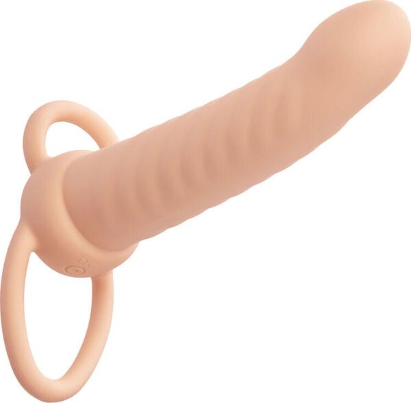 Doppio penetratore CalExotics Performance Maxx Ribbed Dual Penetrator di colore avorio, con il suo anello scrotale