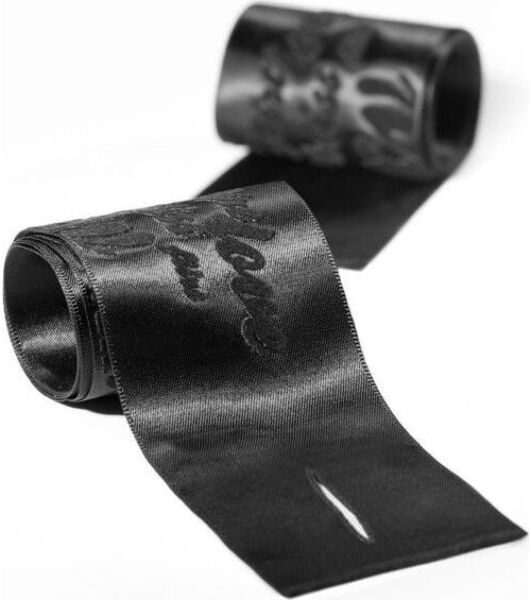 I due nastri in raso Bijoux Indiscrets Silky Sensual Handcuffs, con la loro stampa effetto velluto