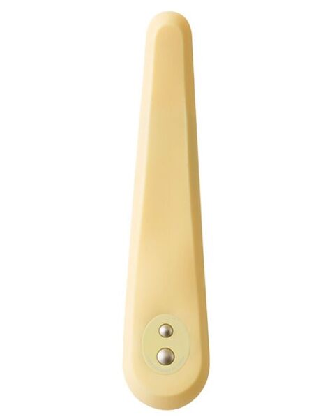 Vibratore Iroha Mikazuki di TENGA, flessibile e arcuato, accanto alla sua custodia di ricarica